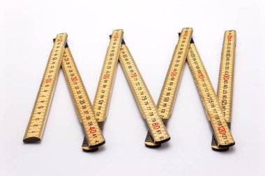 Kırpma yolu ile beyaz bir arka plan üzerinde izole ahşap katlanır cetvel.