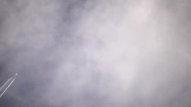 Filmación Usando Una Lente Teleobjetivo Avión Volando Alto Las Nubes — Vídeo de stock