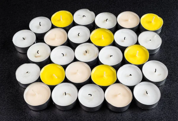 Una Serie Candele Bianche Gialle Paraffina Tealight Distese Uno Sfondo — Foto Stock