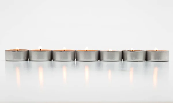 Bruciare Candele Paraffina Tealight Trova Uno Sfondo Bianco Con Percorso — Foto Stock