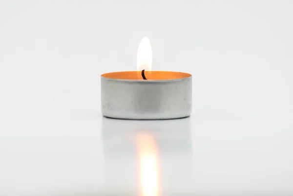 Paraffin Gyertyák Tealight Égő Fekszik Egy Fehér Háttér Vágógörbe — Stock Fotó