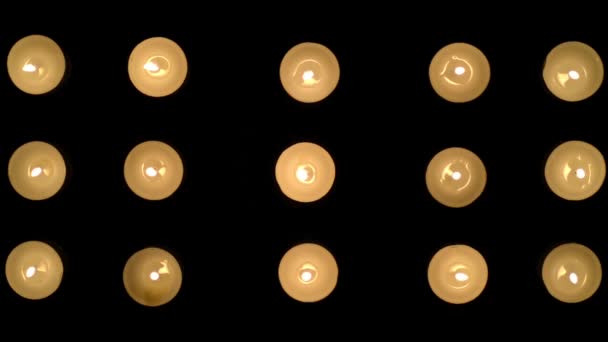 Filmmaterial Von Fünfzehn Brennenden Kerzen Auf Schwarzem Hintergrund — Stockvideo