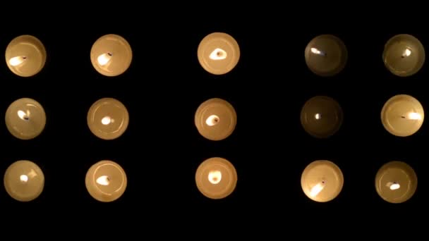 Кадри Ятнадцяти Свічок Горять Дме Вітром Чорному Тлі — стокове відео
