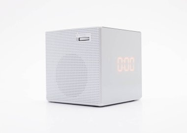 Kırpma yolu beyaz zemin üzerine beyaz, kare dijital saat.