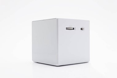 Kırpma yolu beyaz zemin üzerine beyaz, kare dijital saat.