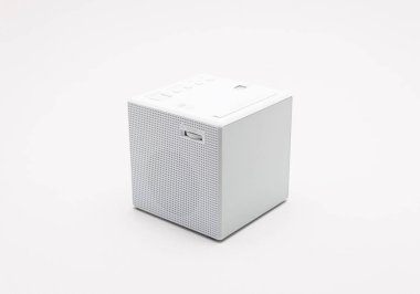 Kırpma yolu beyaz zemin üzerine beyaz, kare dijital saat.