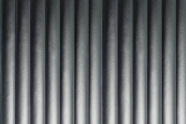 柔らかい光で照らされた垂直線を持つ抽象的な銀の背景 — ストック写真