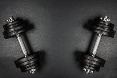 Spor salonu dumbbells kopya sapce, üstten çekilen fotoğrafı siyah zemin üzerine.