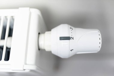 Radyatör termostat ile 2 konumuna getirin.