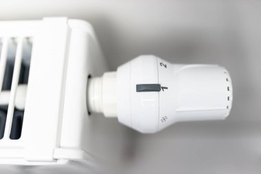 Radyatör termostat ile 1 konumuna getirin.