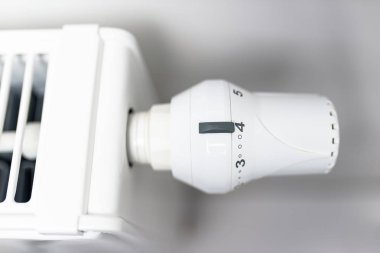 Radyatör termostat ile 4 konumuna getirin.