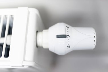 Radyatör termostat ile 3 konumuna getirin.