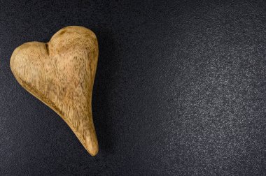 Ahşap kalp izole kırpma yolunu ve kopya alanı sağda, ile siyah arka plan üzerine siyah sert zemin, en baştan görüntülemek.