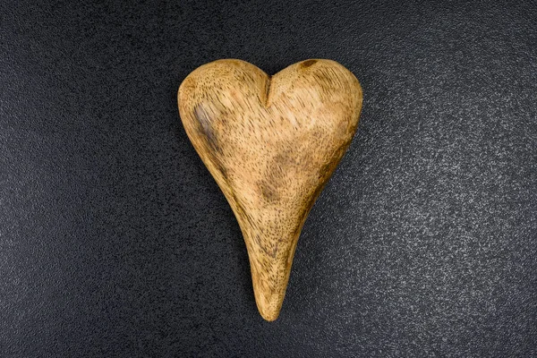 İzole kırpma yolunu ve kopya alanı üst sol ve sağ, görünümden ile siyah arka plan üzerine siyah sert zemin ahşap kalp.