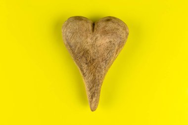 Ahşap kalp yol ve kopya alanı üstten sol ve sağ, görünüm üzerinde kırpma ile sarı zemin üzerine izole.