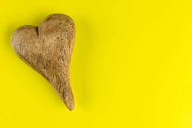 Ahşap kalp yol ve kopya alanı sağda, kırpma ile sarı zemin üzerine izole üstten görünüm.