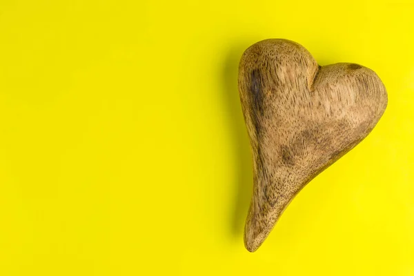 Drewniane Serce Białym Tle Żółtym Tle Wycinek Ścieżki Kopiować Miejsca — Zdjęcie stockowe