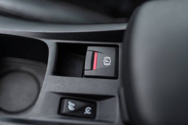 Siyah iç modern bir araba, elektriksel olarak Yardımlı Park freni geçiş el freni.
