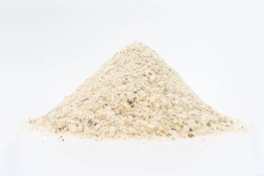 Yığın üzerinde beyaz izole orta tahıl peşimizdeyken dökmek için Endüstriyel tuz.