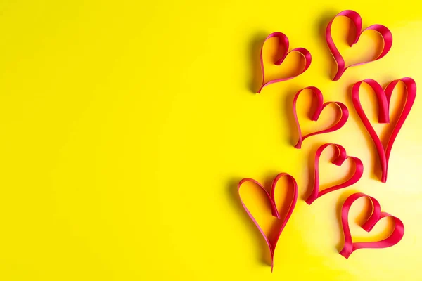 Serce Się Różowy Satynowe Wstążki Żółtym Tle Kopii Przestrzeni Lewej — Zdjęcie stockowe