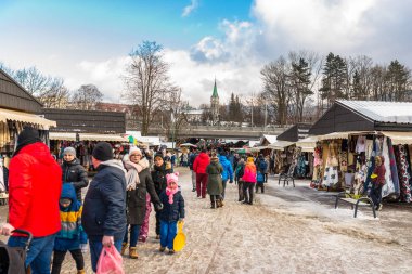 Zakopane, Polonya - 22 Şubat 2019. Kişilik bir kalabalık Krupowki cadde boyunca bir kış gününde yürüyor. Krupowki, şehrin ana promenade Zakopane sokaktır. Sokağın Hediyelik eşya dükkanları ile dolu.
