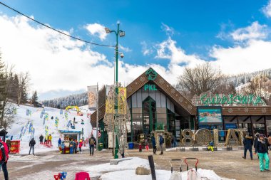 Zakopane, Polonya-Şubat 22, 2019.Cable arabadan Zakopane Dağı Gubalowka. 1938.Winter görünümünde bağlama Gubalowka.Popular turistik Zakopane teleferik alt istasyonu inşa Gubalowka, üst füniküler istasyonu.