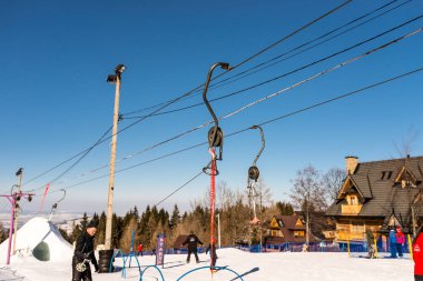 Zakopane, Gubalowka Polonya - 19 Şubat 2019. Tek bir teleferik Gubalowka dağ Zakopane üstündeki kayakçılar için. Çocuklar için Kayak Okulu.
