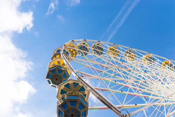 Ferris Wheel Colorful Gondolas Funfair Beautiful Blue Sky White Clouds — Stock Photo, Image