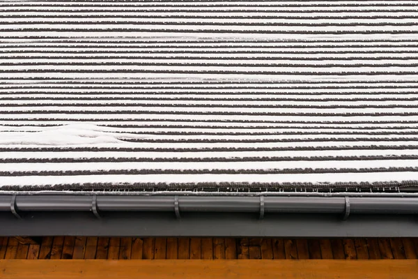 雪の層で覆われた木製屋根樋上氷柱 建物の目に見える木製の外観 — ストック写真