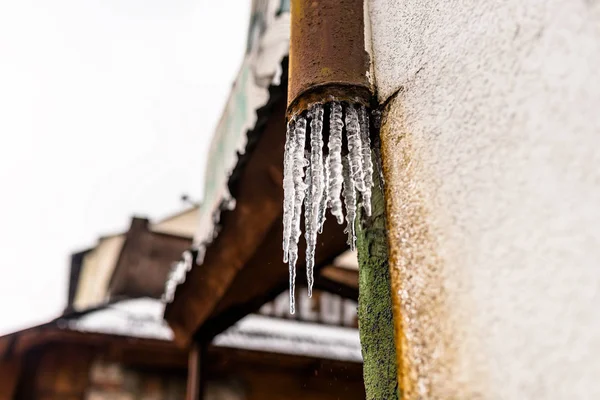 Hasarlı, tavan üzerinden akan su paslı donmuş, Bina cephe üzerinde oluk metal.