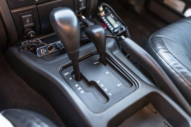 Otomatik vites ve dört tekerlekten çekiş, off-road araç içinden değiştirmek için çubuk.