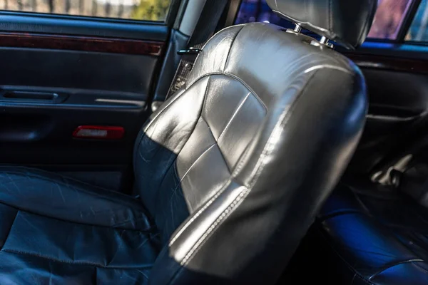 Autositz Aus Leder Von Der Sonne Beleuchtet Innen Gebrauchtwagen Sichtbare — Stockfoto
