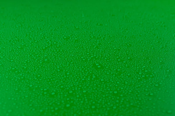 Маленькі Краплі Води Зеленому Матовому Фоні Освітлені Тонким Світлом — стокове фото