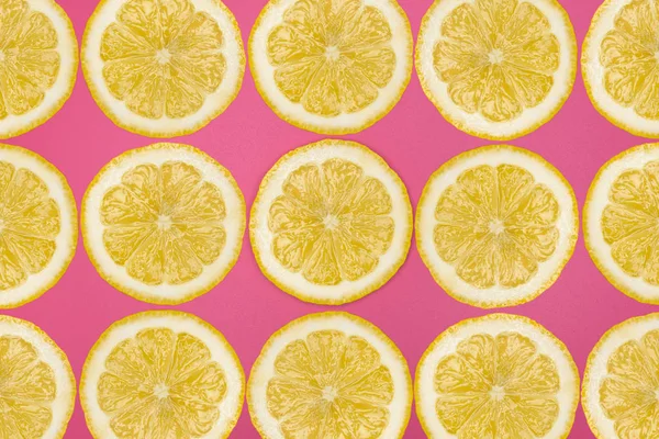 Шаблон Свежих Лимонных Ломтиков Розовом Фоне Вид Сверху Плоский Узор — стоковое фото
