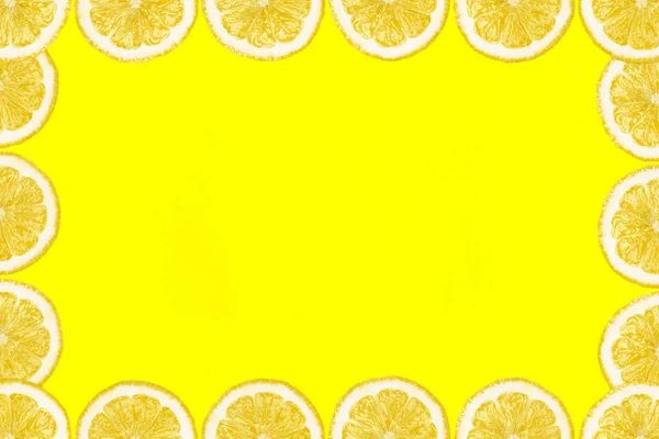 Mönster Gjorda Färska Citronskivor Gul Bakgrund Med Kopia Utrymme Mitten — Stockfoto