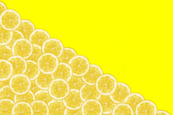 Padrão Feito Fatias Limão Frescas Fundo Amarelo Com Espaço Cópia — Fotografia de Stock