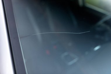 Ön camın araba otomobiller ayağı merkezi üzerinden uzun bir kopma. Arka plan mavi gökyüzü.