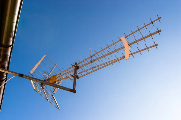 Antenna Receiver Attached Facade House Blue Sky — Stock Photo, Image