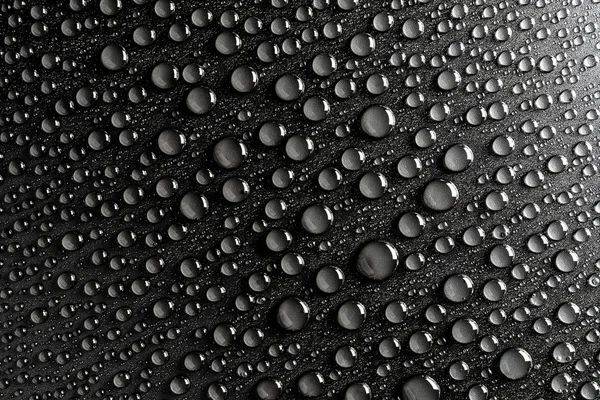 Gotas Água Sobre Fundo Preto Fosco Iluminado Com Uma Luz — Fotografia de Stock