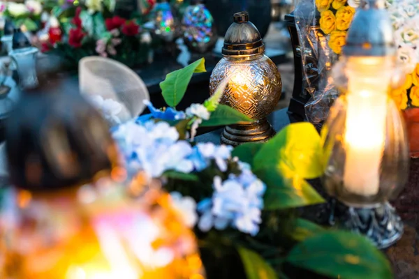 Kunstmatige Echte Bloemen Aangestoken Kaarsen Grafsteen Het Kerkhof Liggen — Stockfoto
