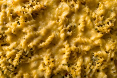 Bir cam tabak peynirli makarna Baked Close-Up.