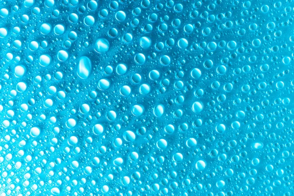 Gotitas Agua Sobre Fondo Azul Mate Iluminadas Con Una Delicada — Foto de Stock