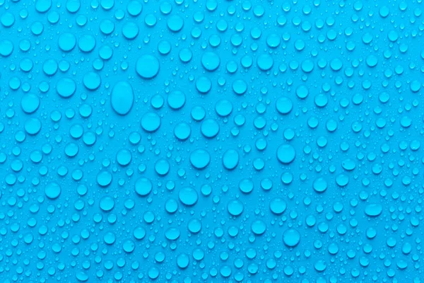 Gotitas Agua Sobre Fondo Azul Mate Iluminadas Con Una Delicada — Foto de Stock