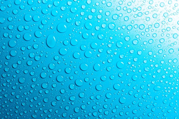 Gotas Água Sobre Fundo Azul Fosco Iluminado Com Uma Luz — Fotografia de Stock