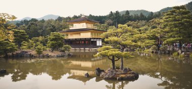 Kyoto, Japonya - 24 Temmuz 2016. Kinkaku-ji, Rokuon-ji kelimenin tam anlamıyla 