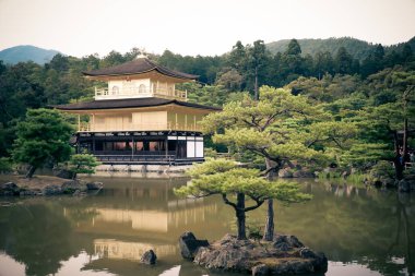Kyoto, Japonya - 24 Temmuz 2016. Kinkaku-ji, Rokuon-ji kelimenin tam anlamıyla 