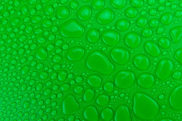 Des Gouttelettes Eau Sur Fond Vert Mat Éclairé Une Lumière — Photo