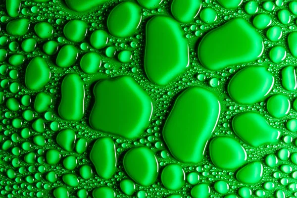 Краплі Води Зеленому Матовому Фоні Освітлені Тонким Світлом — стокове фото