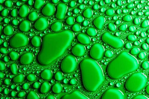 Краплі Води Зеленому Матовому Фоні Освітлені Тонким Світлом — стокове фото