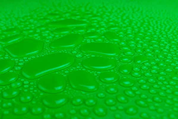 Gotas Água Sobre Fundo Verde Fosco Iluminado Com Uma Luz — Fotografia de Stock